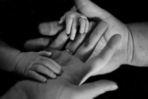Bild von Händen einer Familie