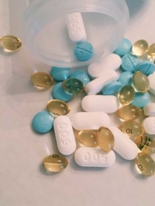 Dose aus der Tabletten und Pillen fallen
