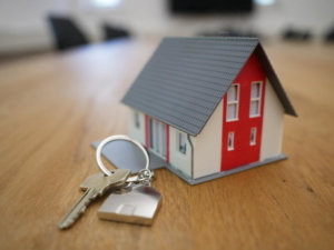 Bild von einem kleinen Haus und einem Haustürschlüssel