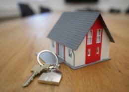 Bild von einem Miniaturhaus und einem Schlüssel