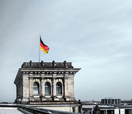Bild von Gebäude und deutscher Flagge