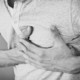 Bild von einem Mann mit Schmerz in der Brust