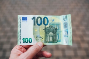 Bild con einem 100€ Schein