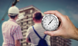 Bild von Bauarbeitern und einer Uhr