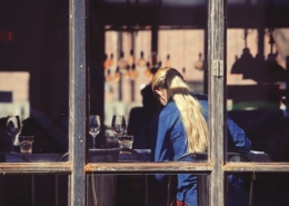 Bild von Mädchen in einem Restaurant