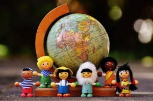 Bild von Globus und unterschiedlichen Nationalitäten